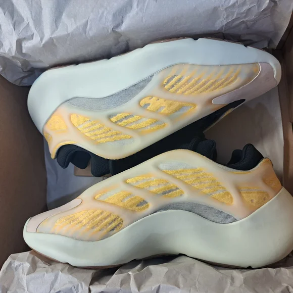 adidas Yeezy 700 V3 - Picture 1 of 8